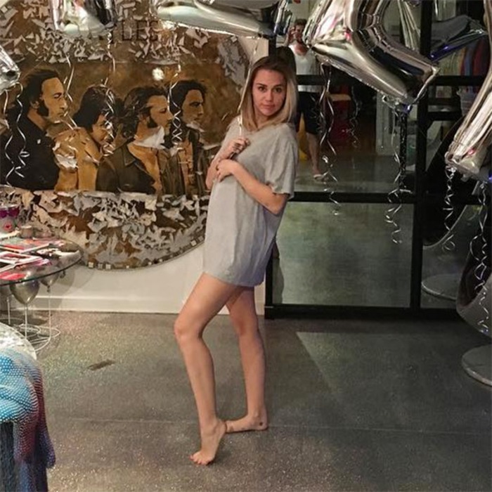 miley cyrus denies she s pregnant as she celebrates thanksgiving miley cyrus denies she s pregnant as she celebrates thanksgiving birthday e news